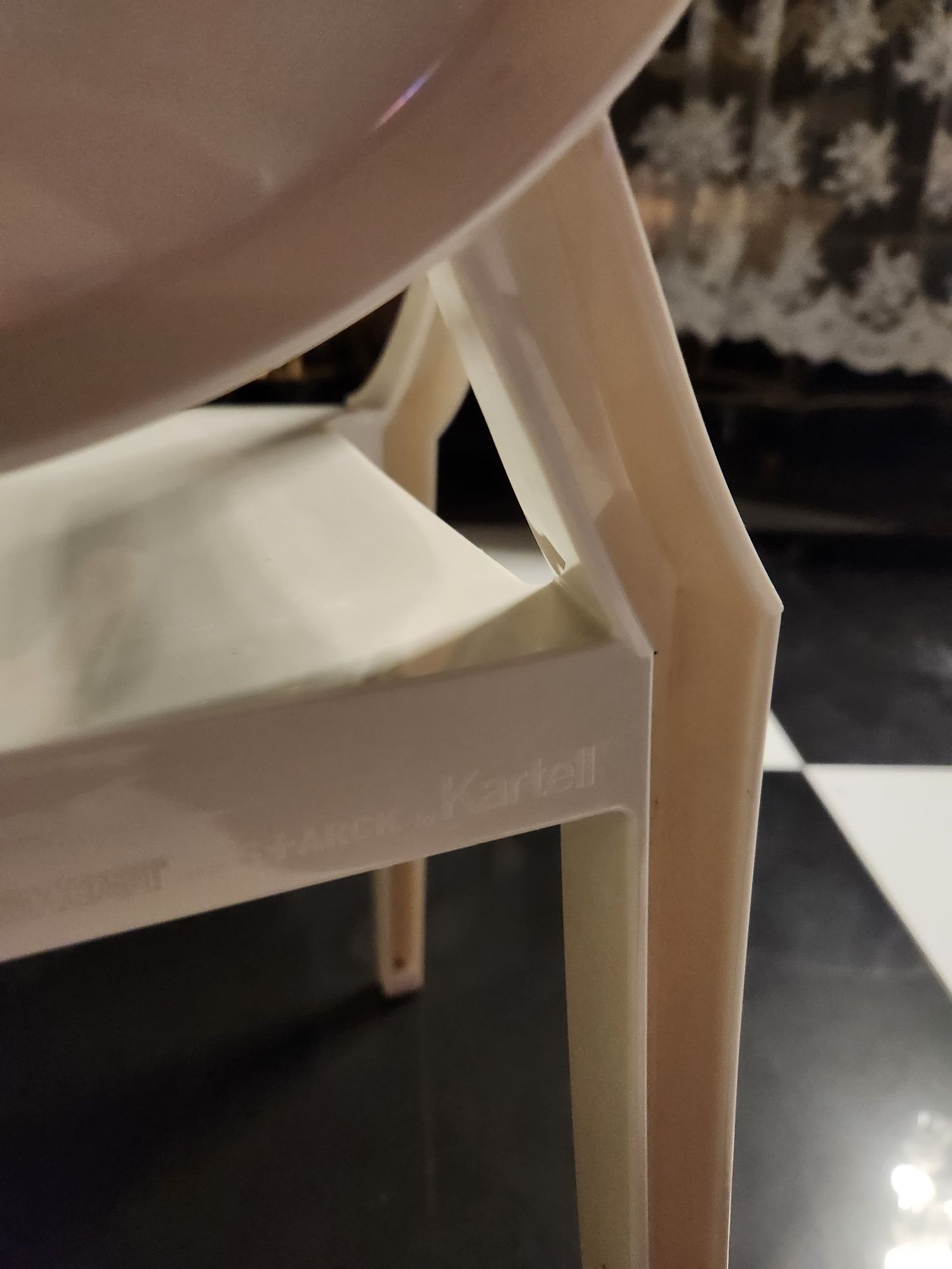 Krzesełko Kartell Duch, białe, dla dziecka do lat 8.