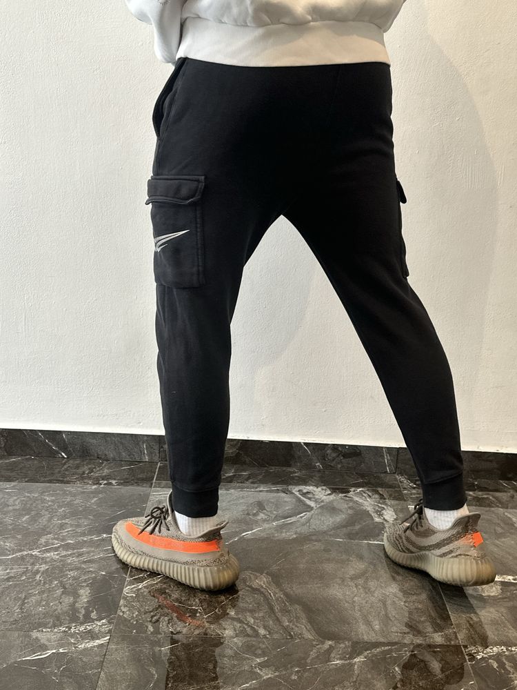 Nike spodnie dresowe czarne długie czargo z kieszeniami z nadrukiem