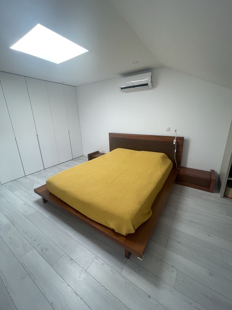 Cama com estrado e arrumação