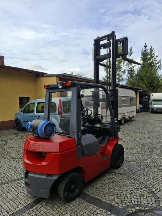 Toyota 7FG25 
Rok produkcji 2005
Udźwig 2500 kg
Posiada dokumentację u