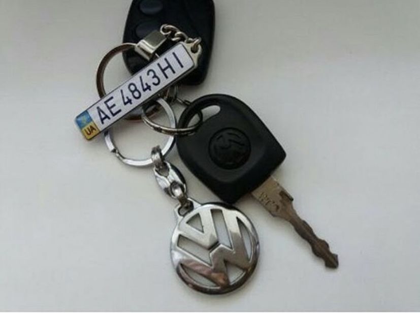 Брелок на ключи (авто, с любой надписью которую пожелаете )