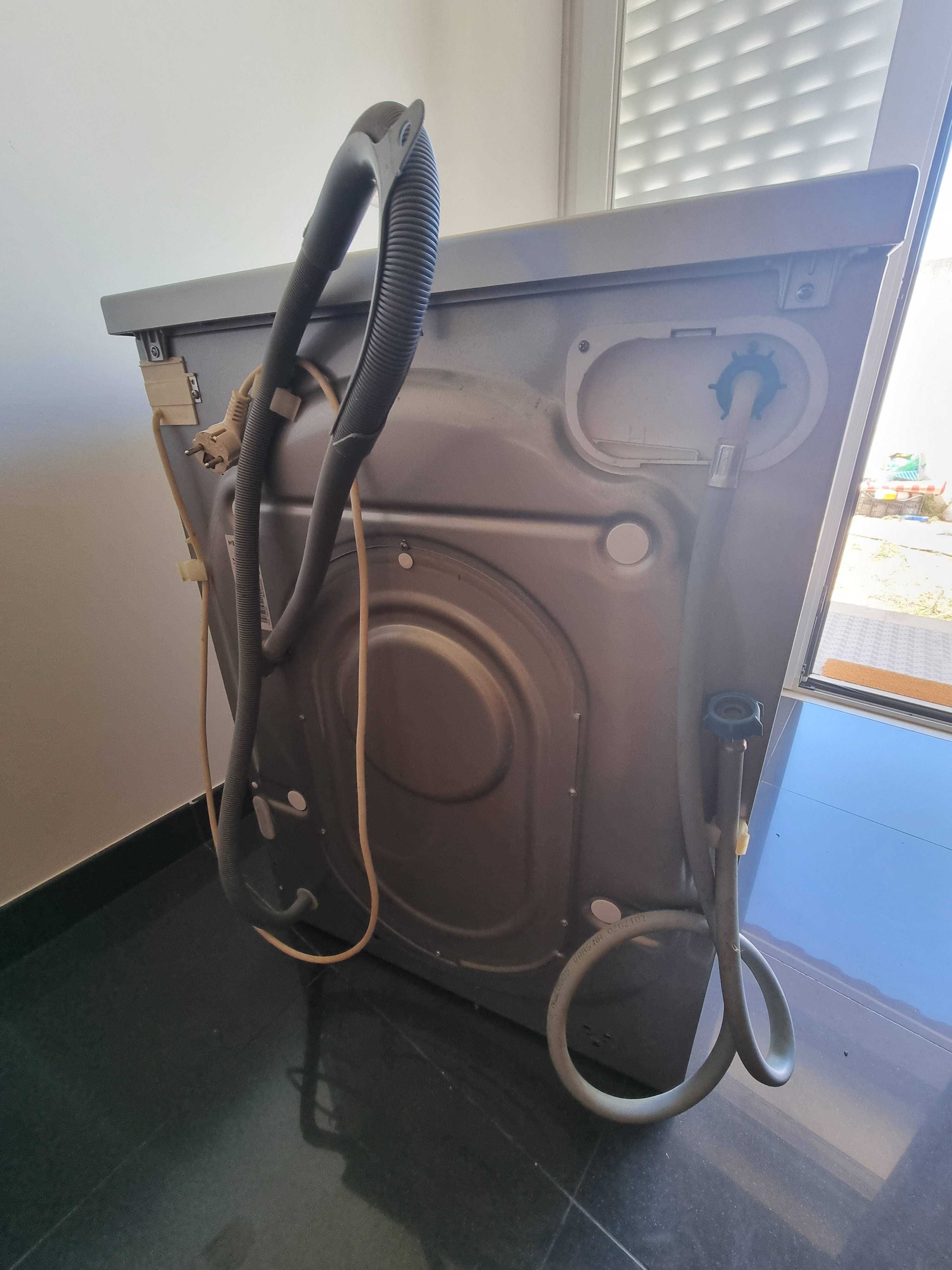 Maquina de lavar e secar a roupa INDESIT semi nova
