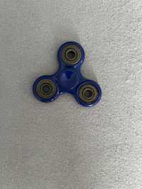 Niebieski fidget spinner