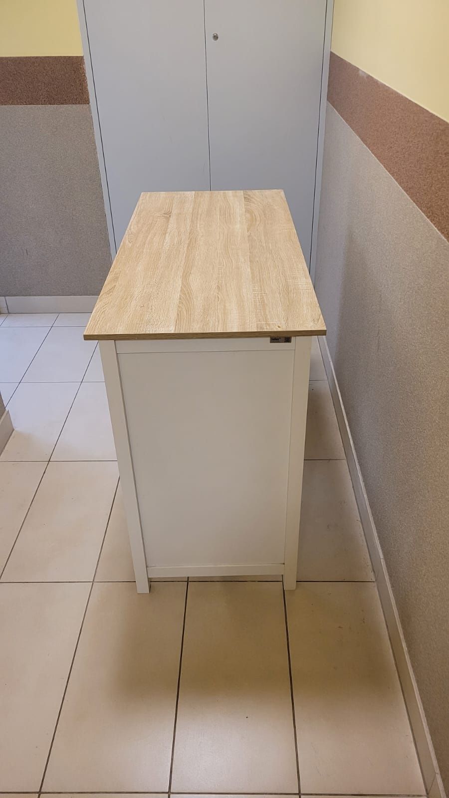 Białe biurko z blatem imitującym kolor drewna