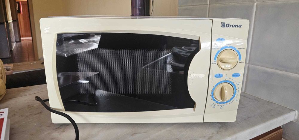 Micro-ondas usado, limpo e funcional – ótimo preço!