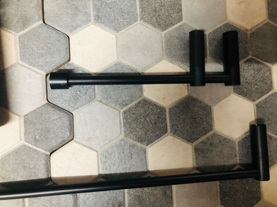 Monocomando preto lavatório e toalheiros de barra e rolo