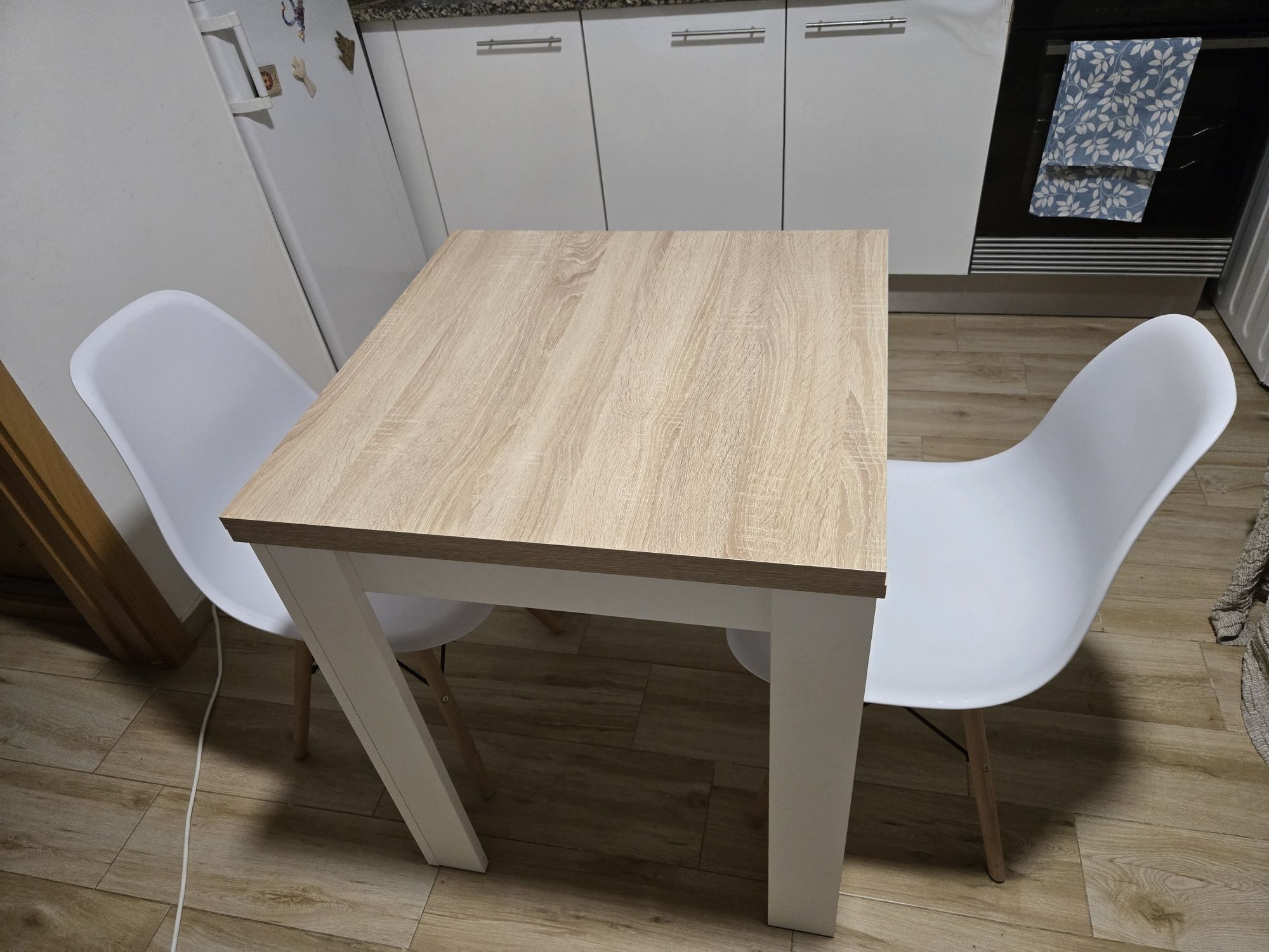 Mesa extensível e 2 cadeiras