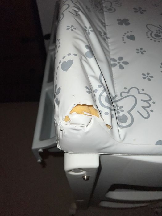 Przewijak i wanienka dla niemowląt na stelażu