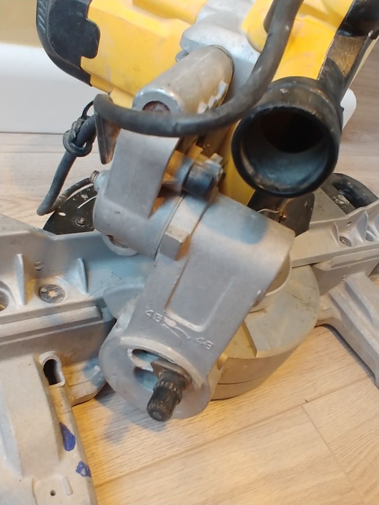 Ukośnica Dewalt  DWS774
