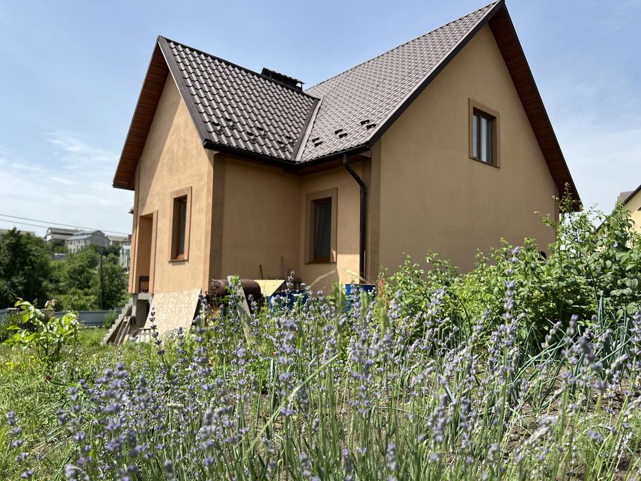 Продам чудовий новий будинок з ремонтом в затишному місці!