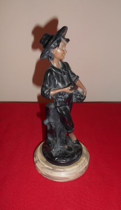 Bonito e elegante par de estatuetas em marfinite, com 25 cm de altura.