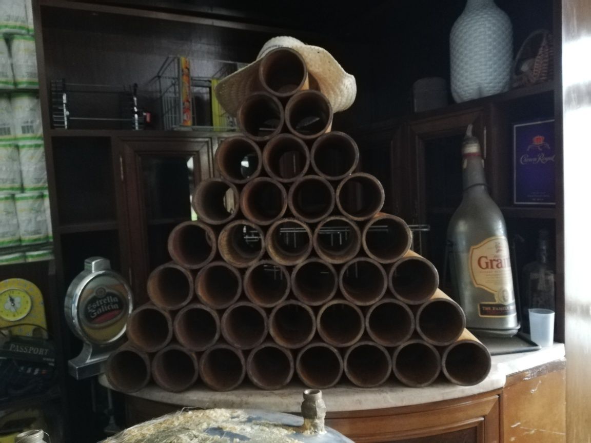 Garrafeira feita em tubos de cartão rijo