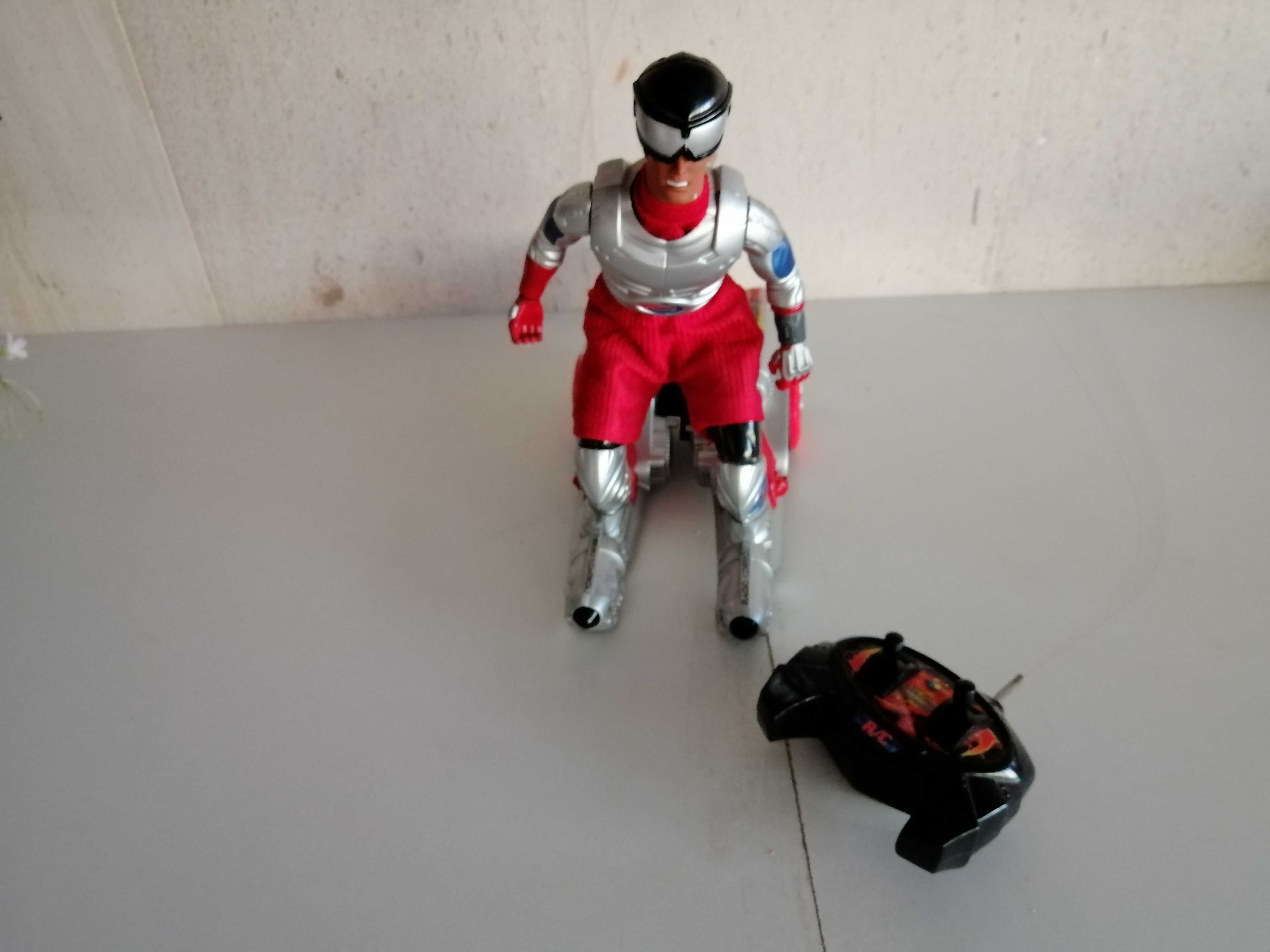 Brinquedo esquiador com comando