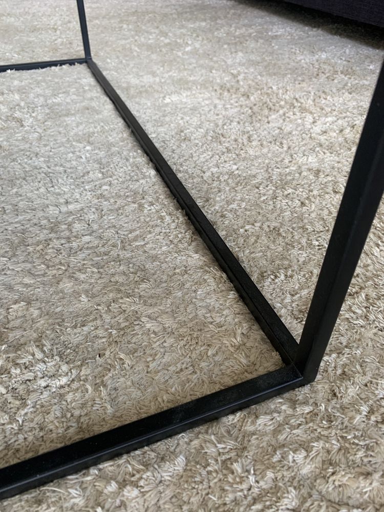 Mesa quadrada de centro metálica, cor preta