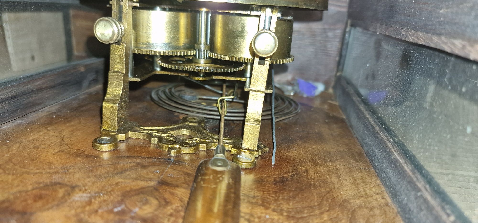 Antyczny zegar Junghans z 1900 roku