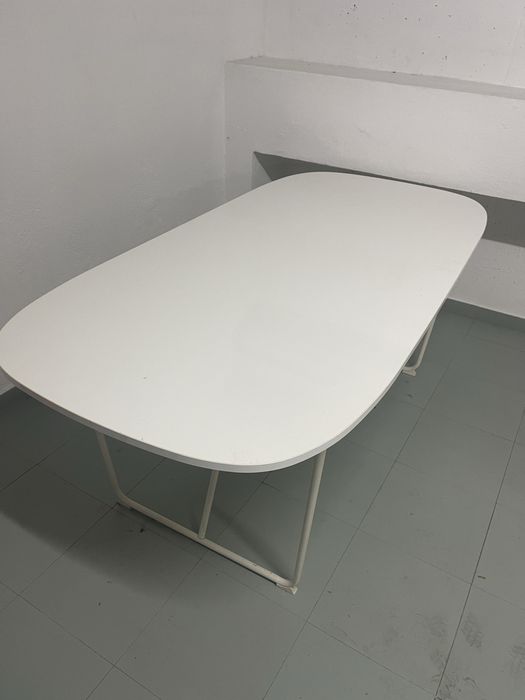 Mesa de sala/cozinha oval ikea