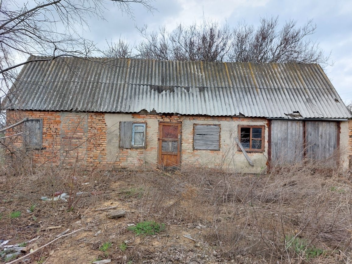 Будинок цегляний та підсобне приміщення