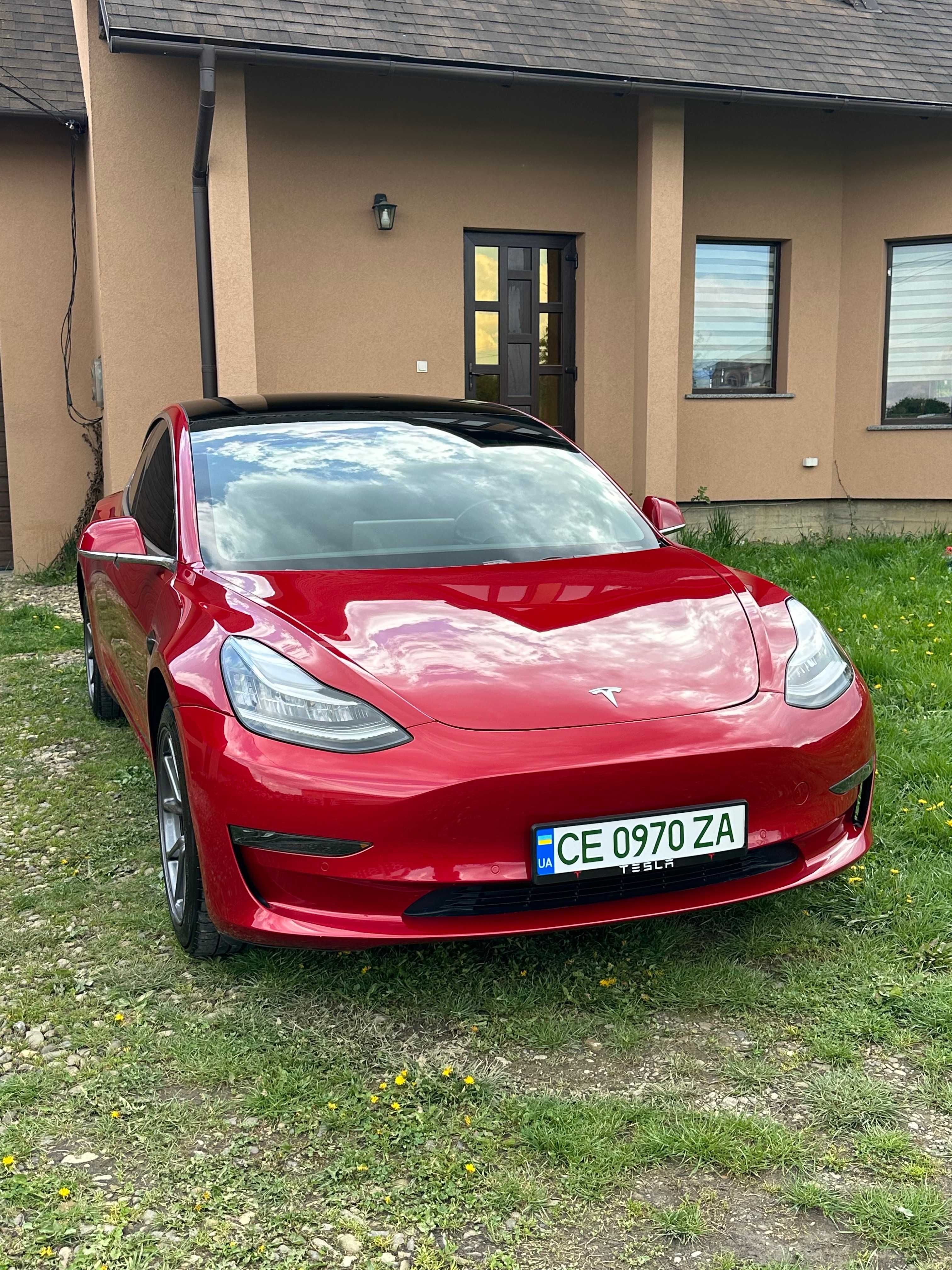 Автомобіль Tesla Model 3