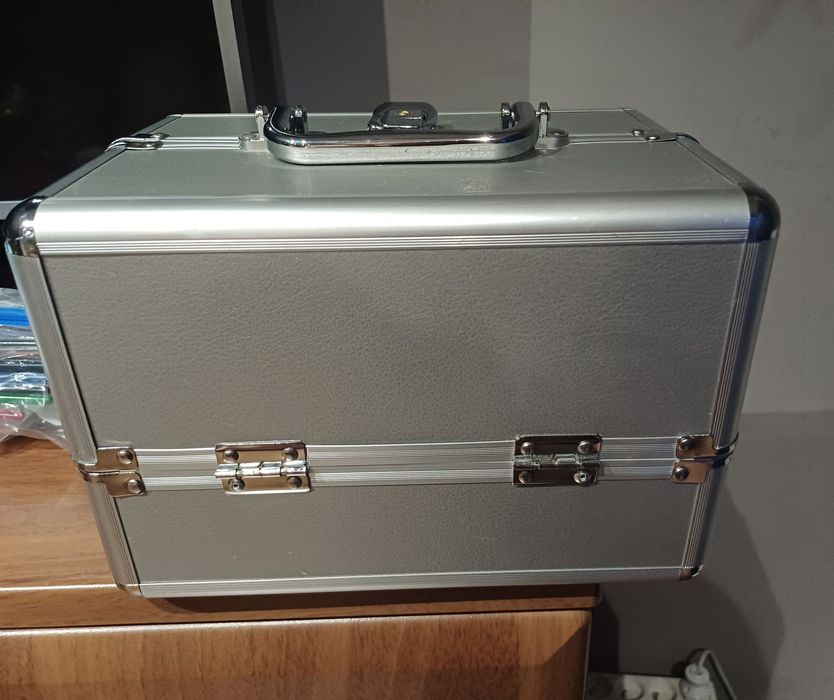 Kuferek na przyrządy do stylizacji paznokci z zawartością