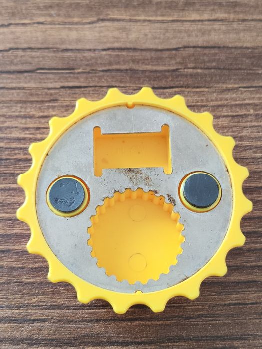 Magnes z funkcją otwieracza butelek