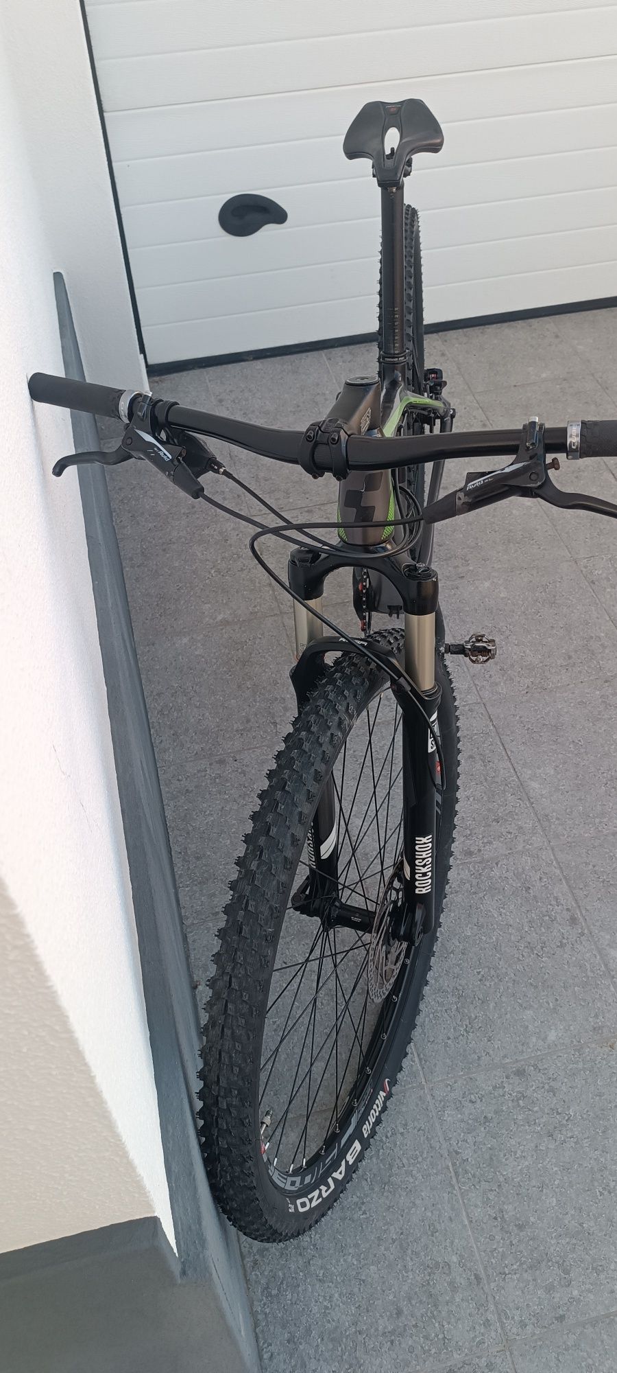 Bicicleta cube carbono M roda 29