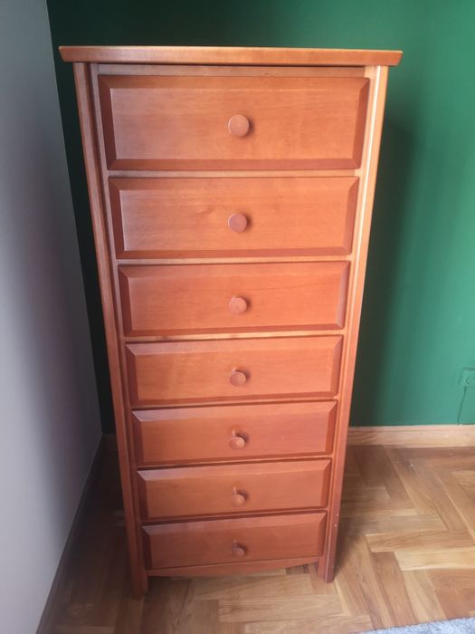 Cómoda alta com sete gavetas