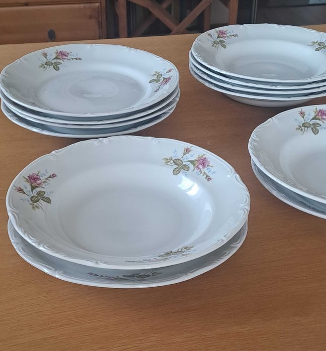 Porcelana Chodzież, serwis  śniadaniowo-obiadowo-kawowy  dla 6 osób