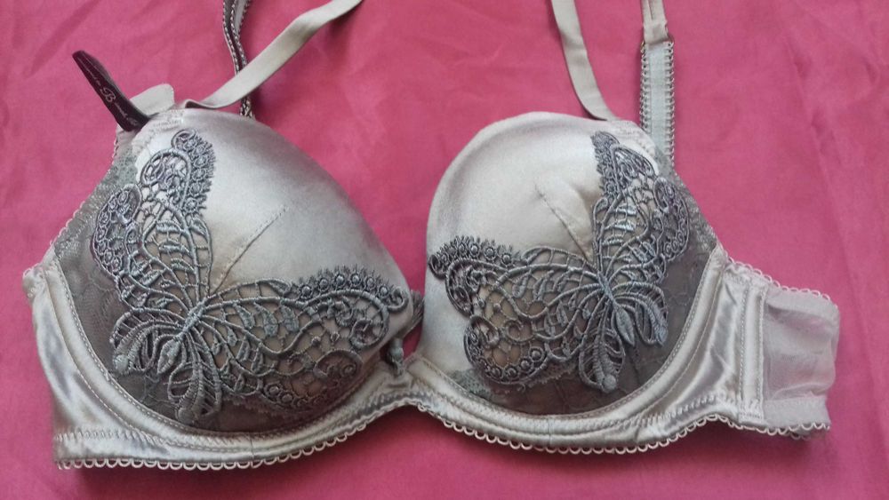 продам два красивих бюстгалтера маленького размера