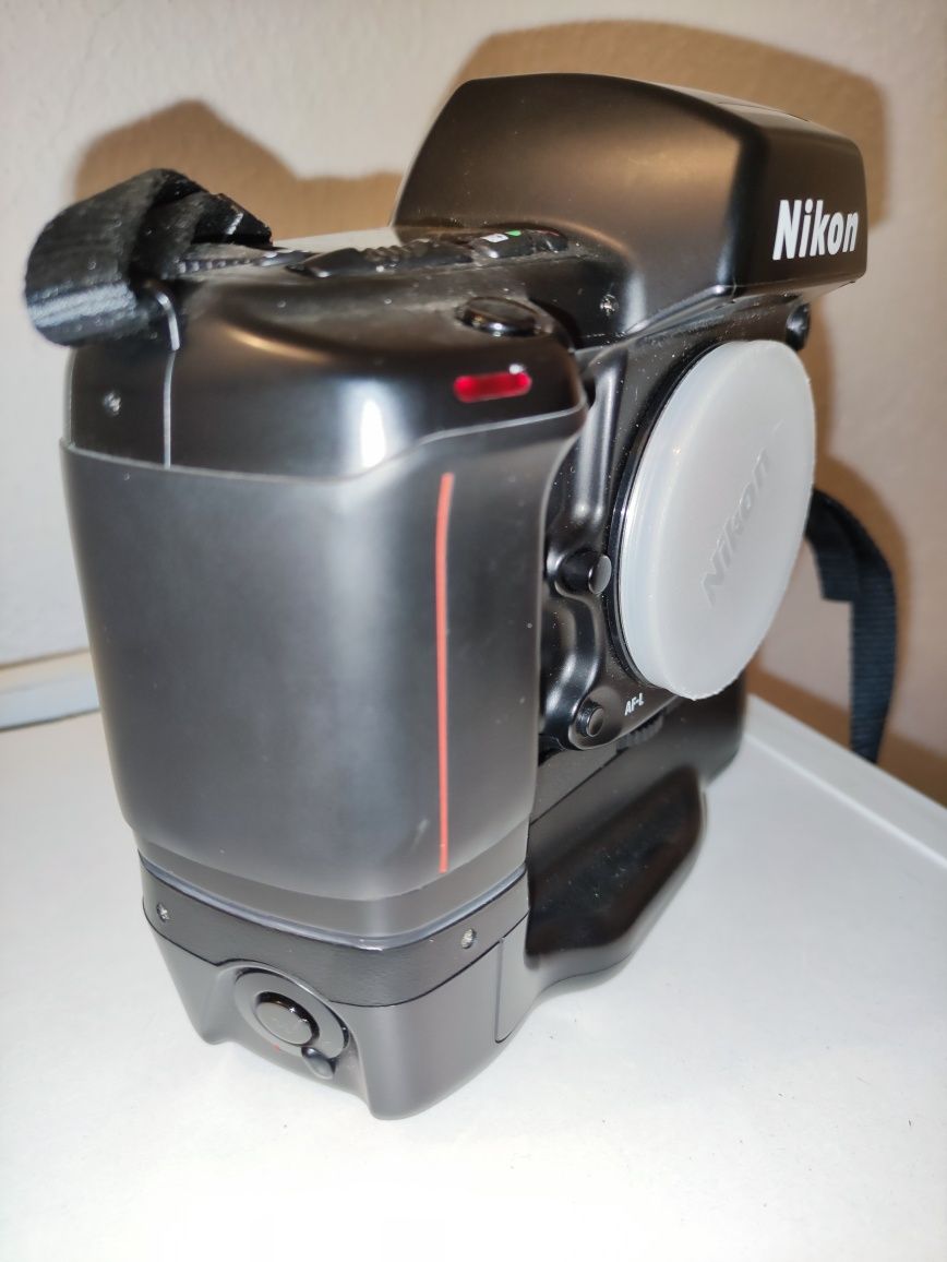 Máquina fotográfica Nikon F 90X com punho MB10 , Bom funcionamento