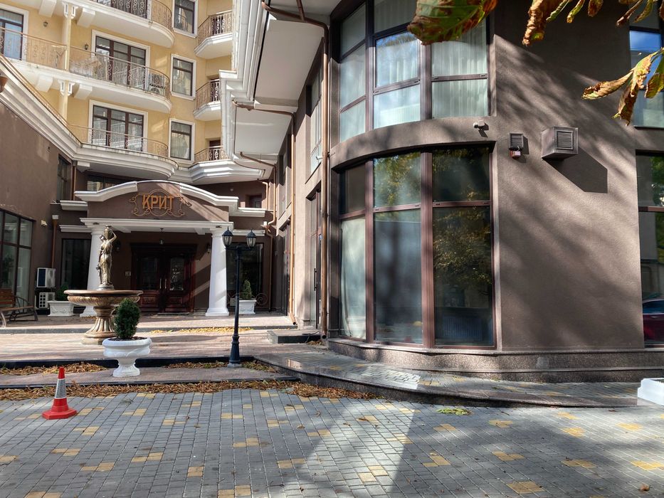 Просторный офис с ремонтом в новом доме на Французском бульваре