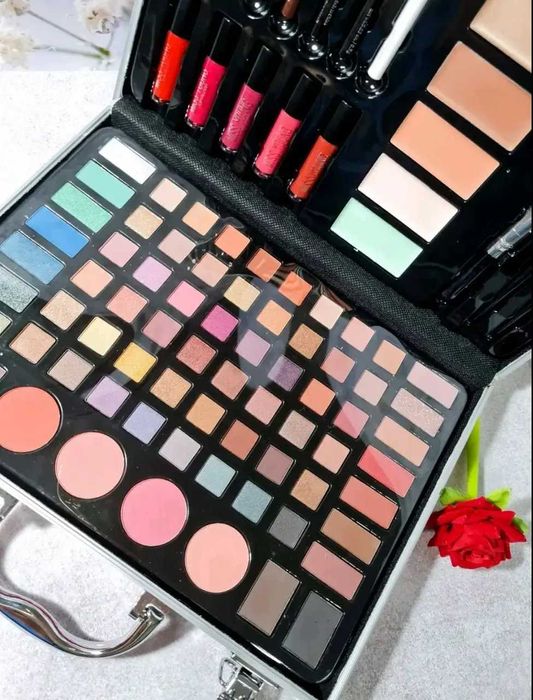 Повний набір косметики в подарунковій валізі Missyoung GM20250-1