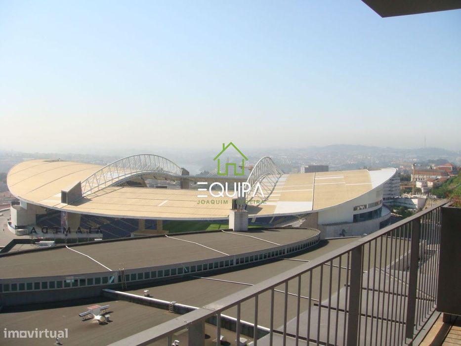 Apart. T-1, novo, no ultimo piso, com terraço e vistas para o Estádi