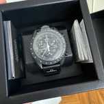 Snoopy x Omega x Swatch SO33B700 – Faza Księżyca