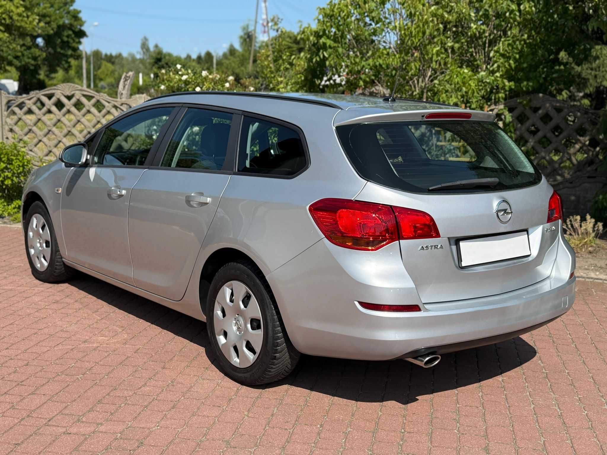 Ładny Opel Astra J 1.4 140 KM z Niemiec Po Opłatach