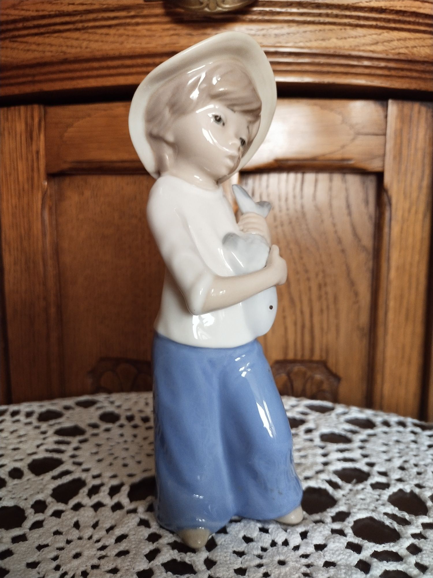 Stara CasAdes Kolekcjonerska Piekna Figurka Porcelanowa Chłopiec Ryba