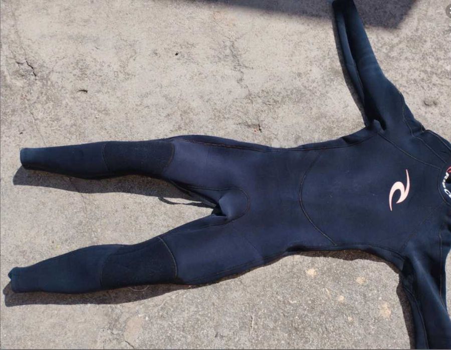 fato de surf tamanho S