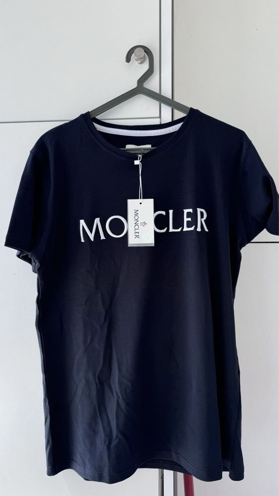 T-shirt Moncler com etiquetas