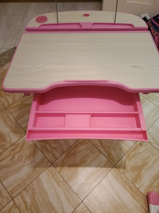 Парта, стілець дитячі.