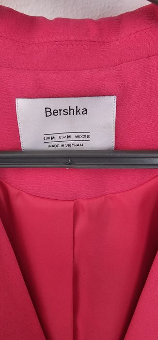 Blazer fucsia com manga arrepiada