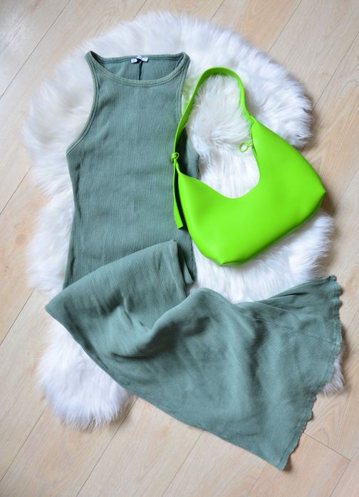 Зеленое облегающее платье миди в рубчик с воротником-борцовкой bershka