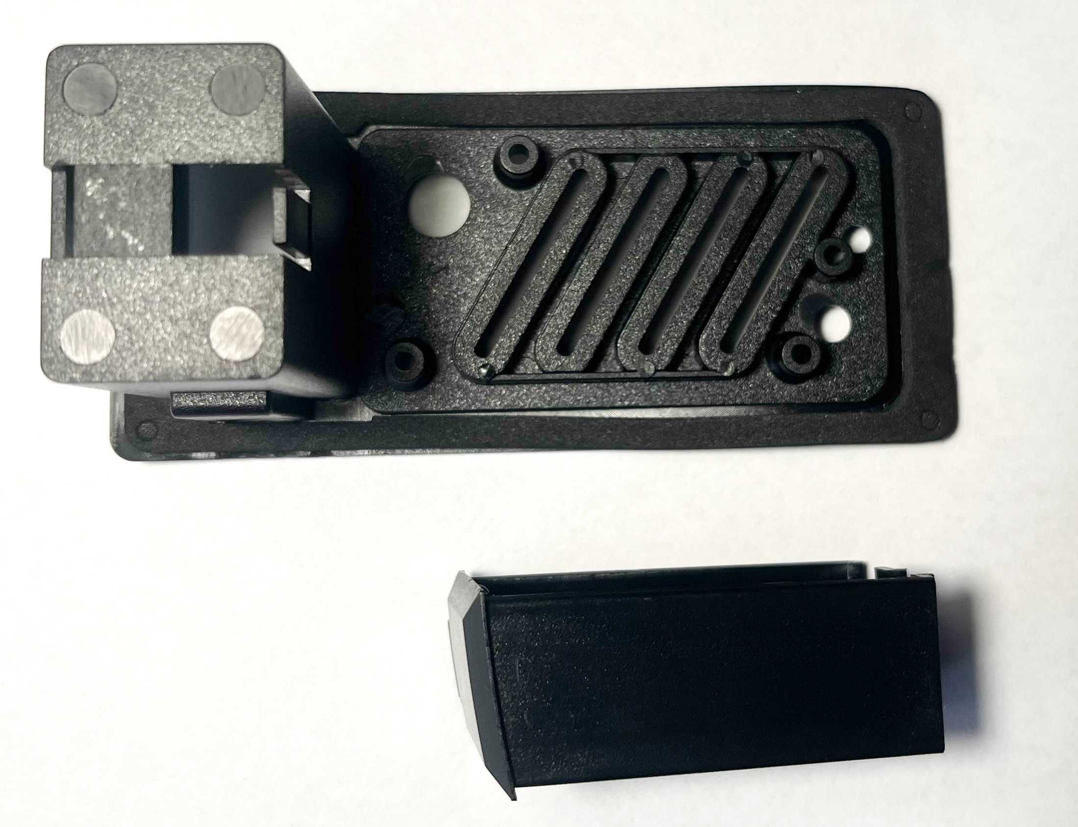 Obudowa baterii 9V (gitara elektroakustyczna) + ramka equalizera.