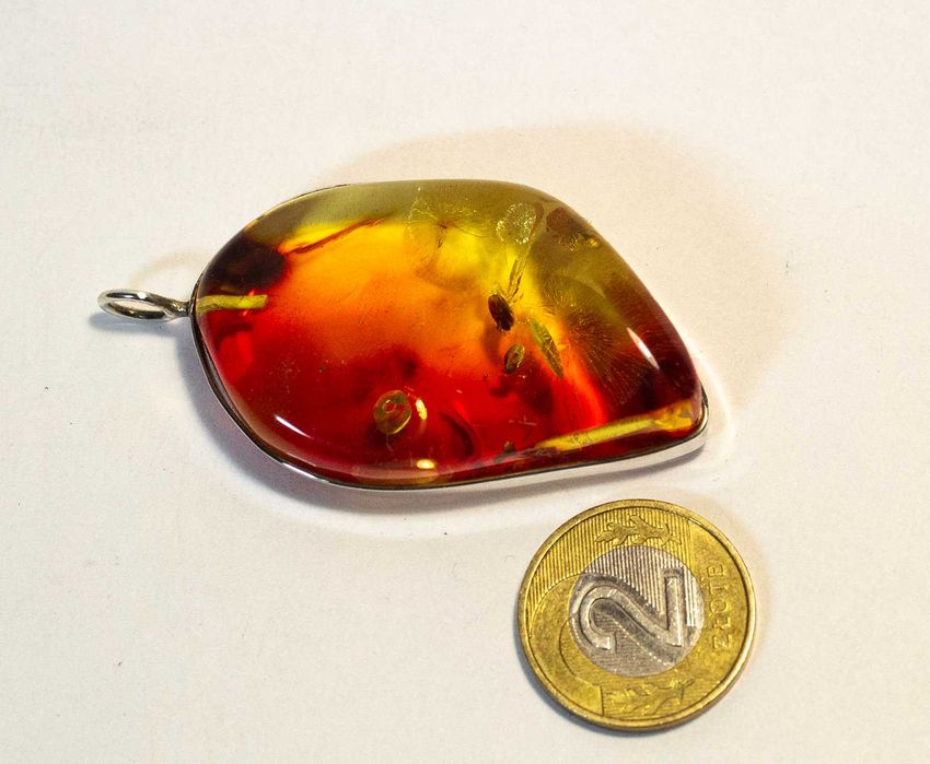 Wisiorek z bursztynu oprawiony w srebro