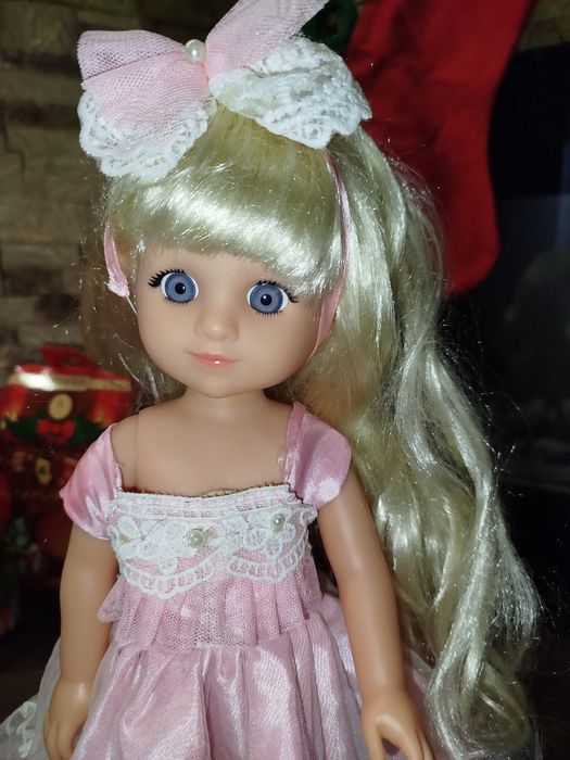 Лялька з довгим волоссям із рухомими суглобами в сукні