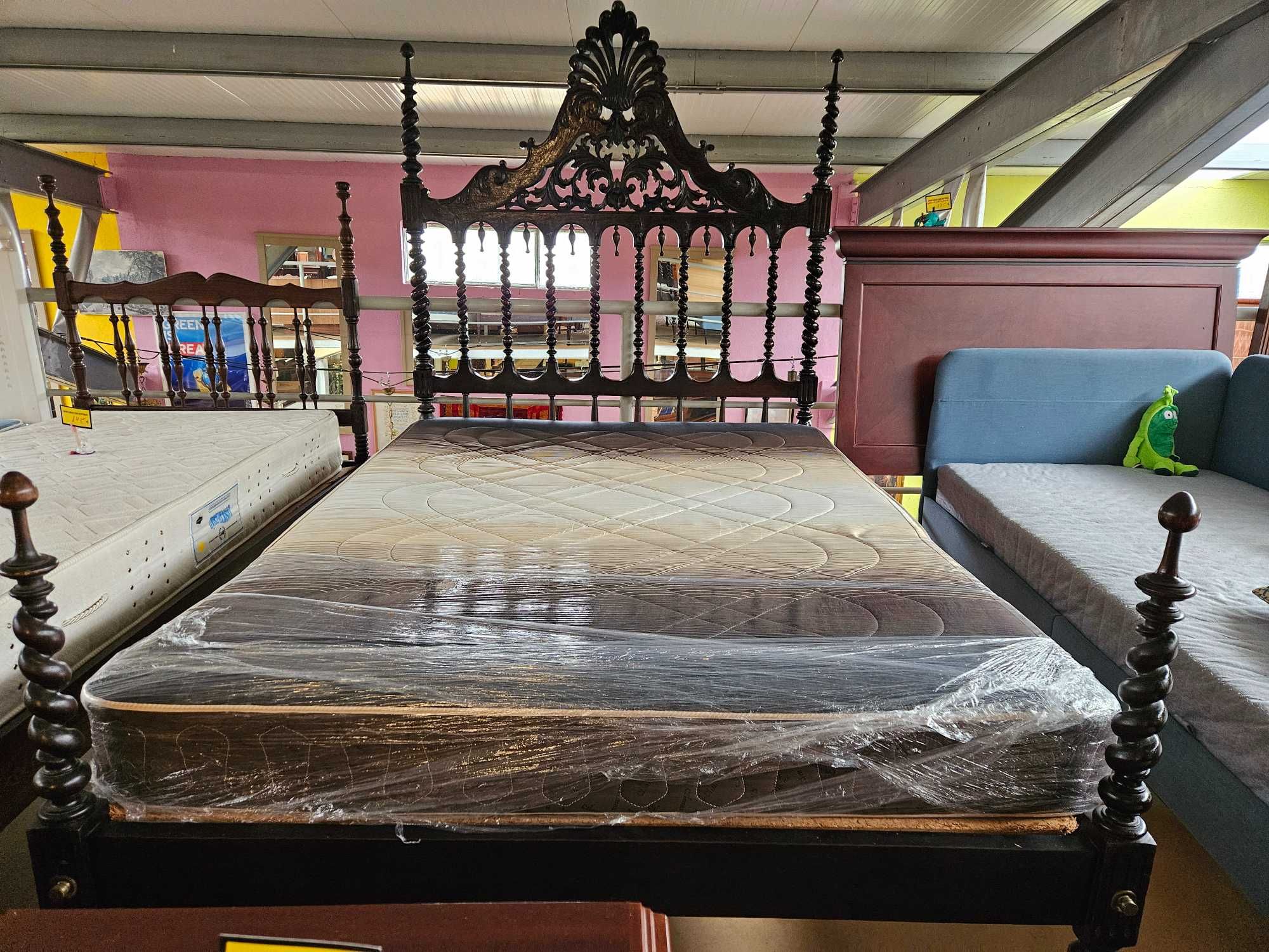 Cama com estrado e colchão - Muito bom estado geral