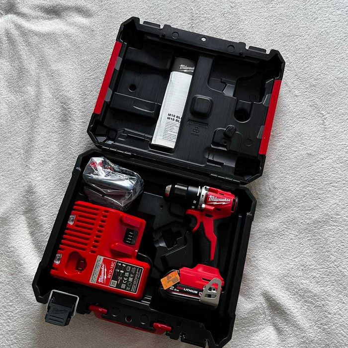 Аккумуляторная ударная дрель-шуруповерт MILWAUKEE (BLPDRC-202C)