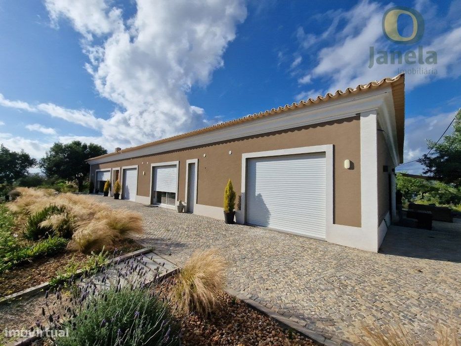 Distinta propriedade em lote de 7400 m2, perto de Faro