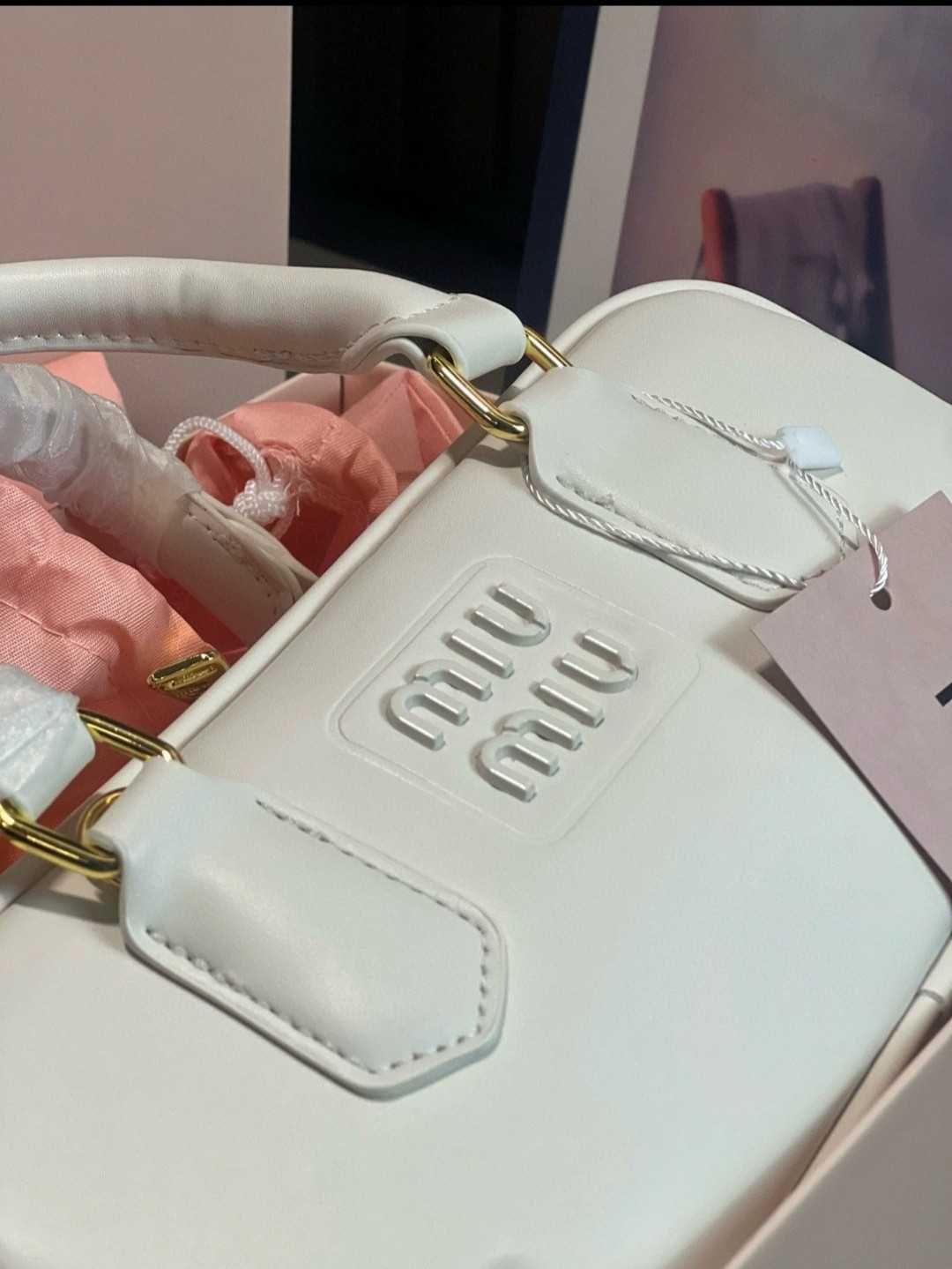 MiuMiu Biała Mała Torba Na Ramię Z Wykonanym Sercem Outlet