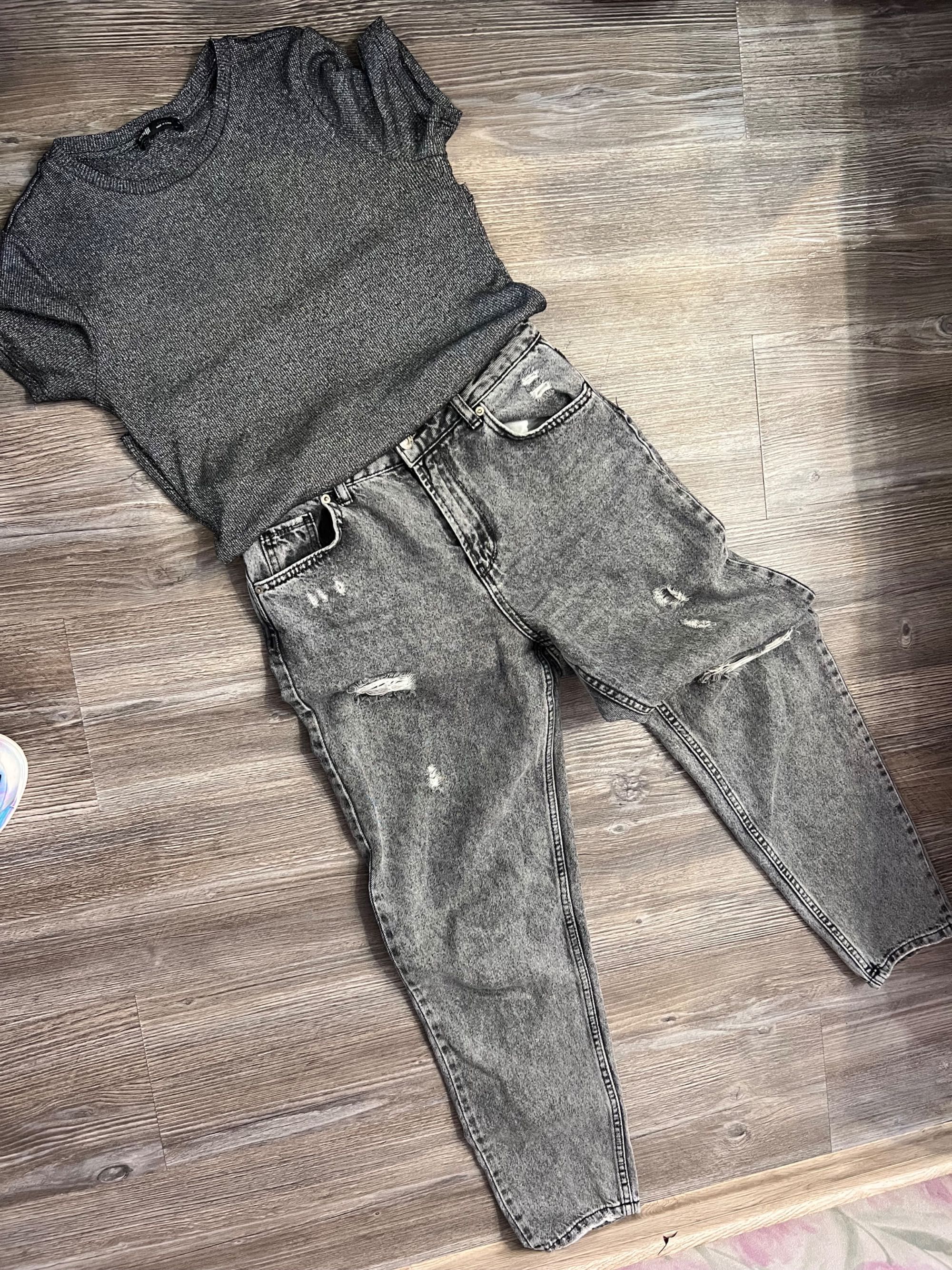Серые рваные джинсы
