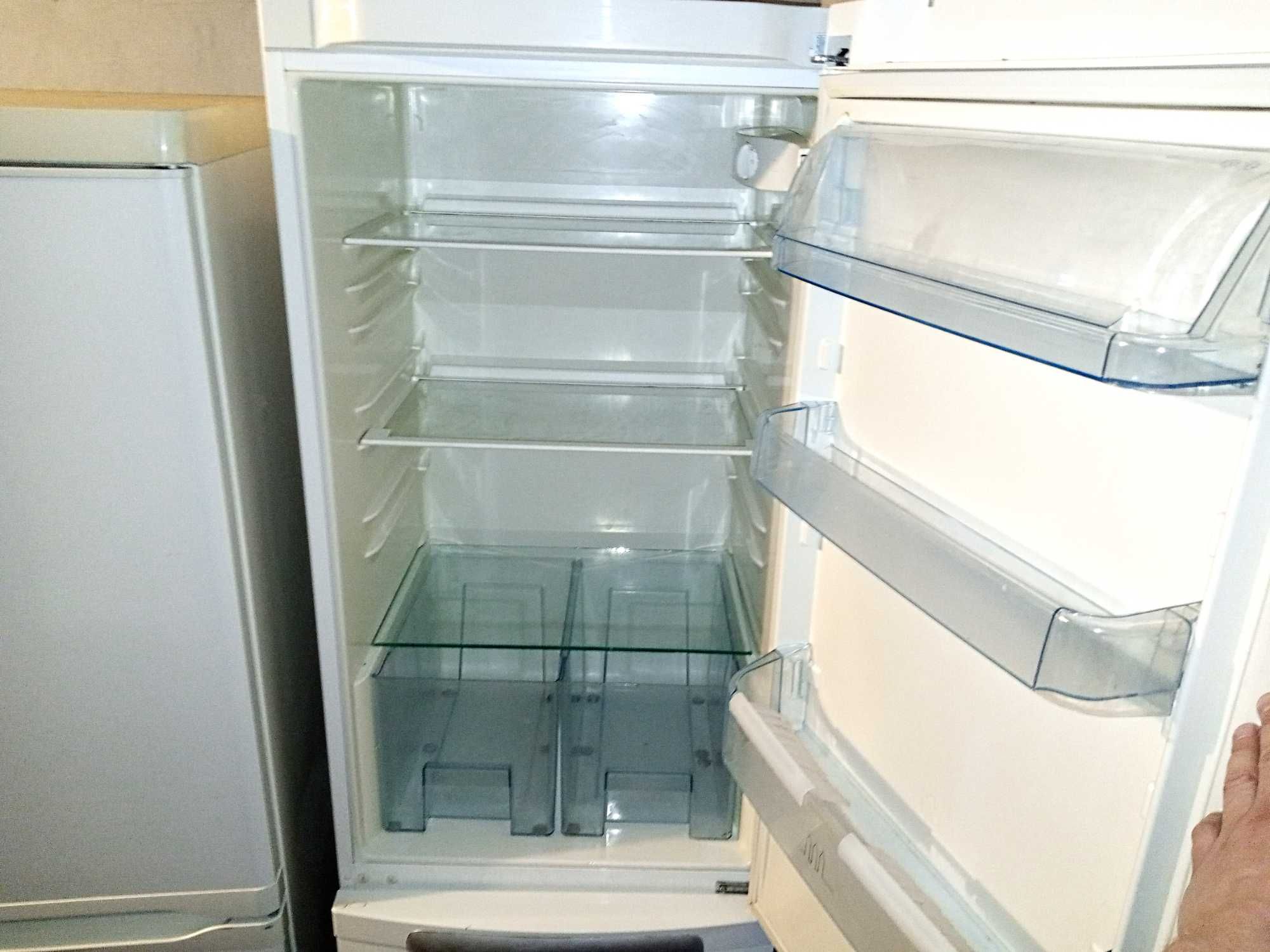 Холодильник ELECTROLUX NO Frost з морозильною камерою