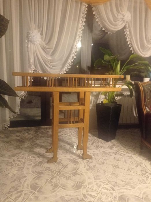 Stary drewniany kwietnik